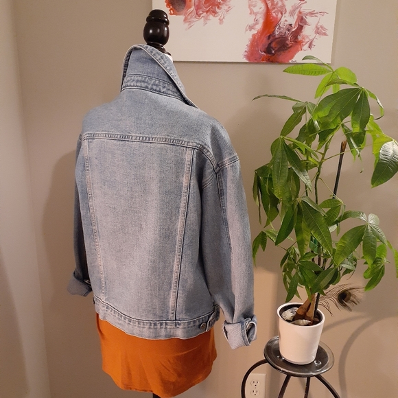 Yoga Jeans | Jude Boyfriend Vintage Wash 100% Cotton Jean Jacket Made in Canada - Picture 5 of 9